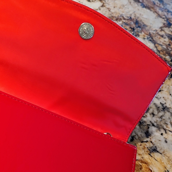 Wallyn's Red patent evening bag with silver stoned removable chain. NWT 9"X6" - Picture 15 of 16